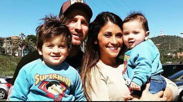 你所爱的梅西有这样一段爱情：最好的爱情莫过于，9岁我为你钟情，30岁你为我披上嫁衣