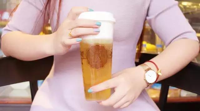 恒大冰泉椰子茶,恒大冰泉长白山天然矿泉水泡茶