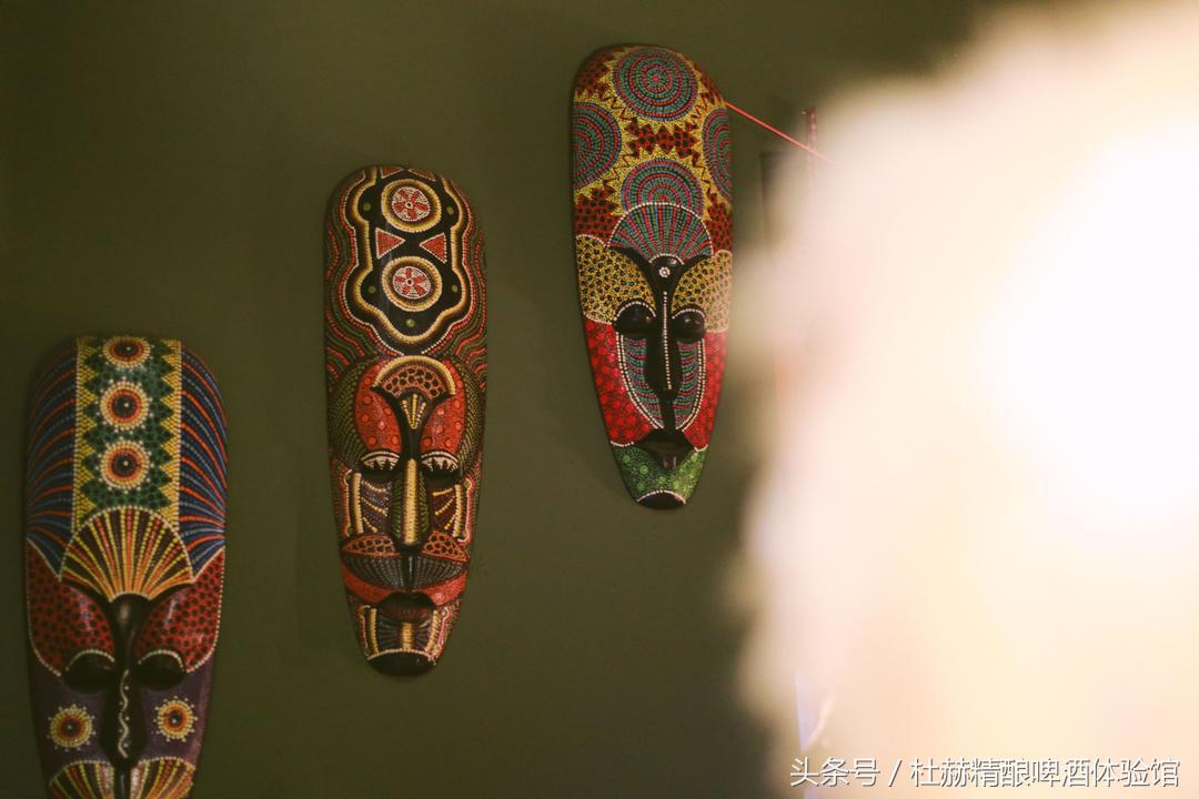 逃亡酒吧有温婉纯真的纳西族姑娘，有橙黄温暖的钨丝小吊灯，还有的，便是那陪伴旅者多年的民谣吉他