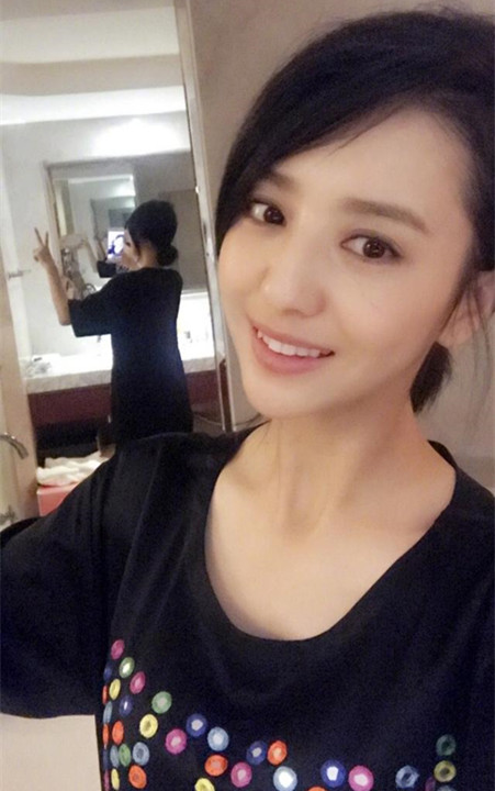 佟丽娅不接戏安心在家照顾朵朵母爱不减，网友：杨幂多向姐姐学习