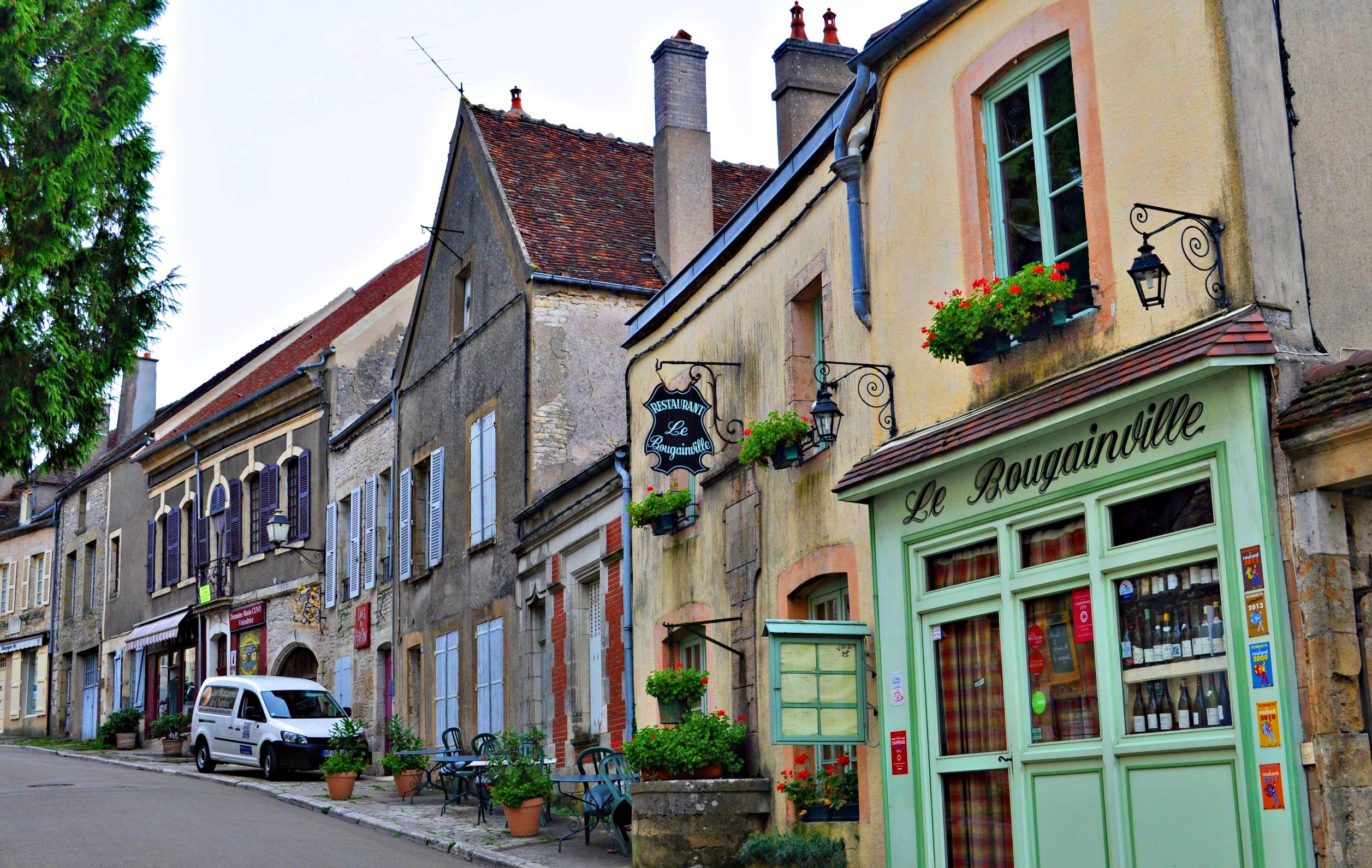 这个神秘又秀丽的法国弹丸小城，曾与耶路撒冷、梵蒂冈、圣雅克齐名，贵为世界宗教圣地