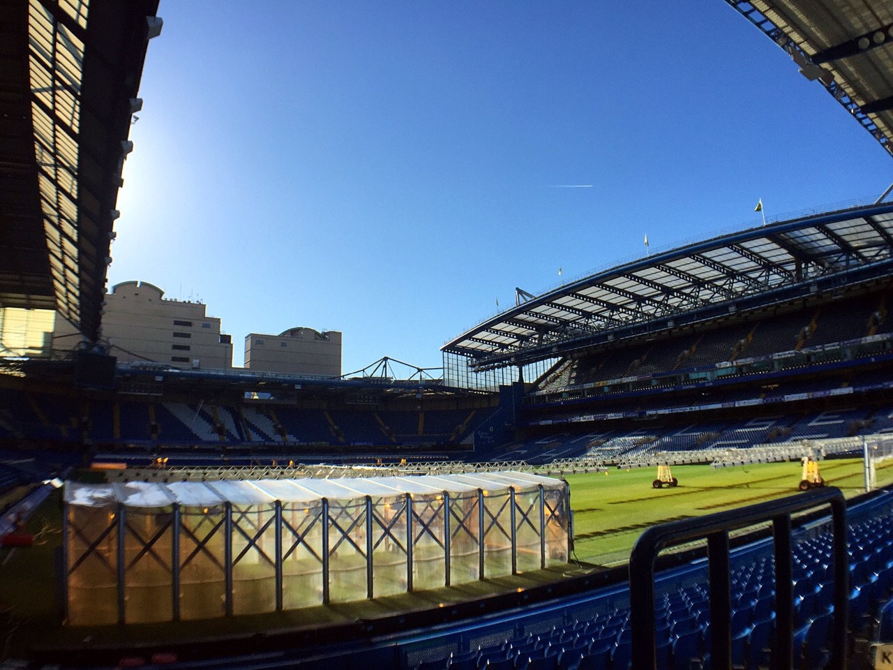 斯坦福桥球场场地小,斯坦福桥球场离玻璃碗球场多远