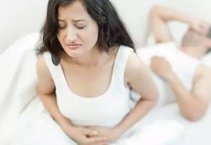 怀孕初期左侧小腹微痛想放屁,怀孕初期左侧小腹隐隐作疼有硬块