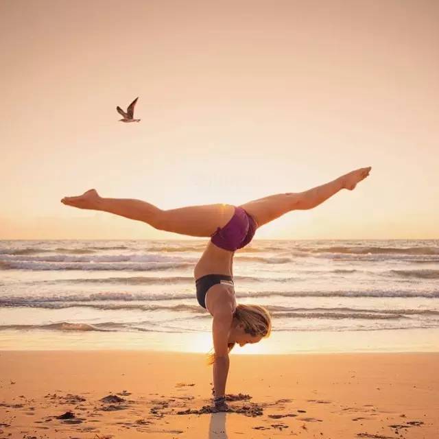 想哭倒立会流眼泪吗,倒立的时候眼泪就不会流下来