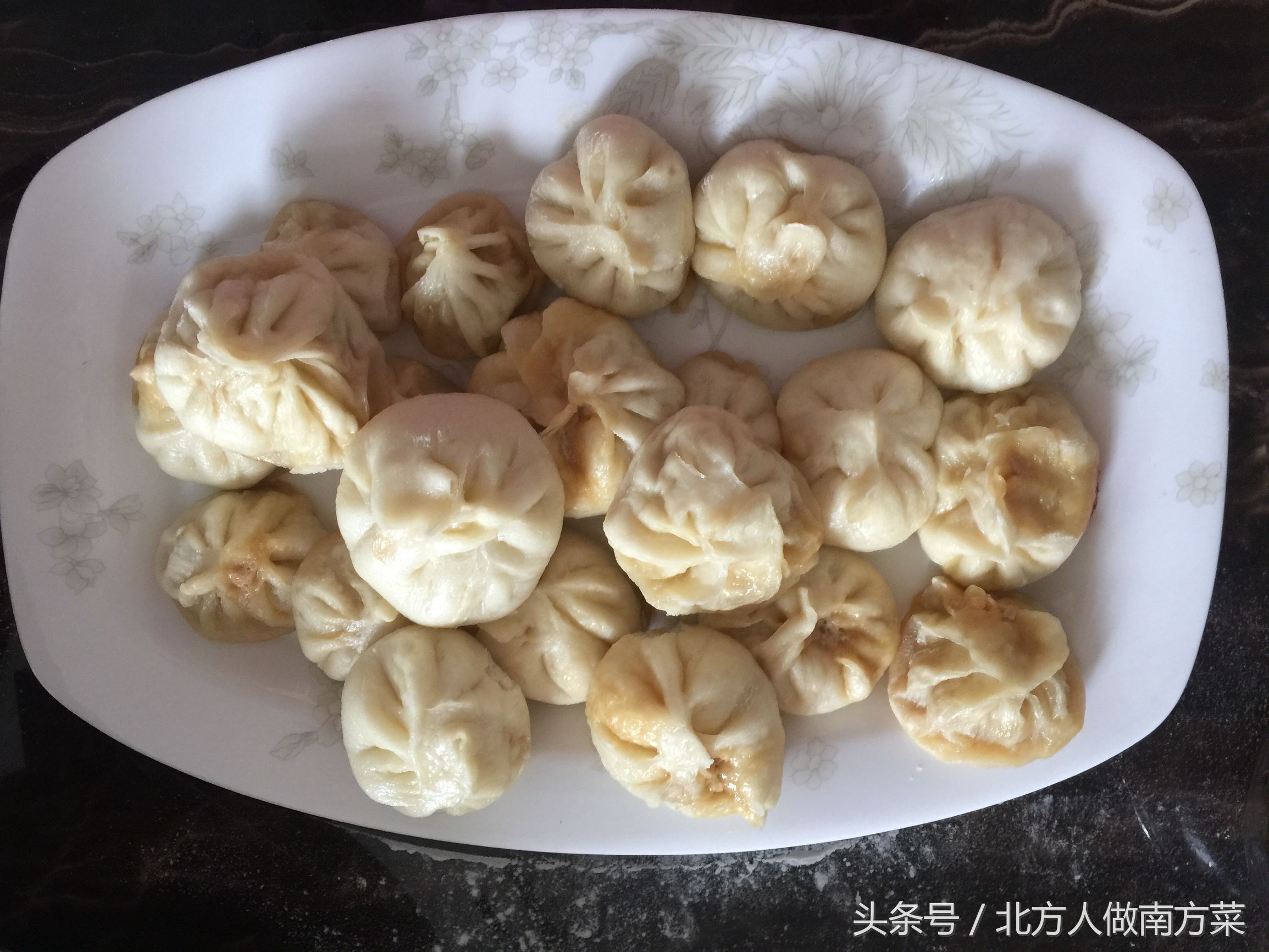 外面小笼包要6元一笼，周末自己在家动手做，好吃又实惠，一口气吃了十来个