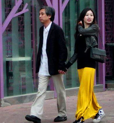她与周星驰合拍电影：丈夫是著名导演，离异后前夫与妙龄女郎秀恩爱！