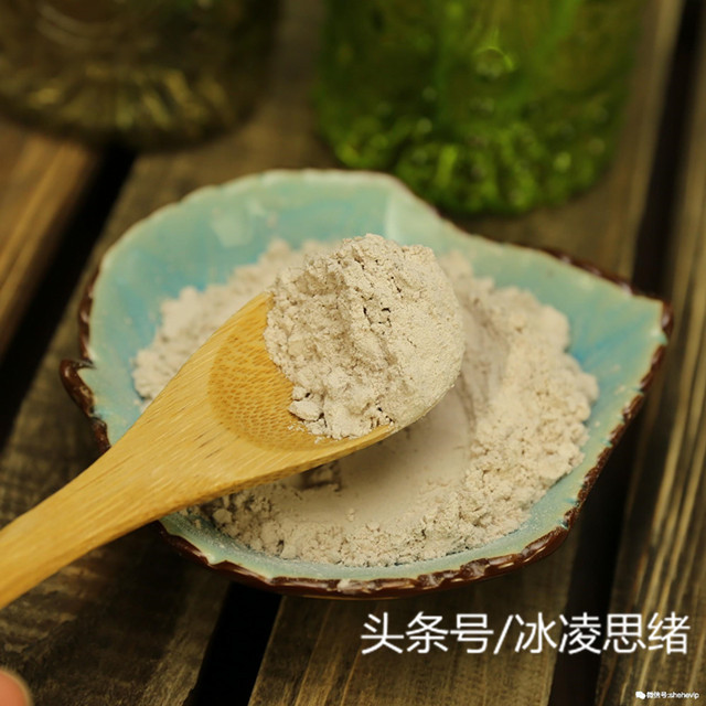 女人手晒黑不要慌，天天用“它”擦手，一周小手变的白嫩