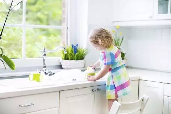 希奥教育｜让宝宝爱上洗碗，还能培养领导力