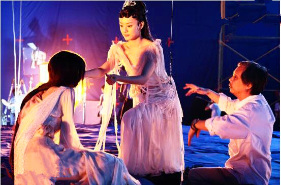 她与周星驰合拍电影：丈夫是著名导演，离异后前夫与妙龄女郎秀恩爱！