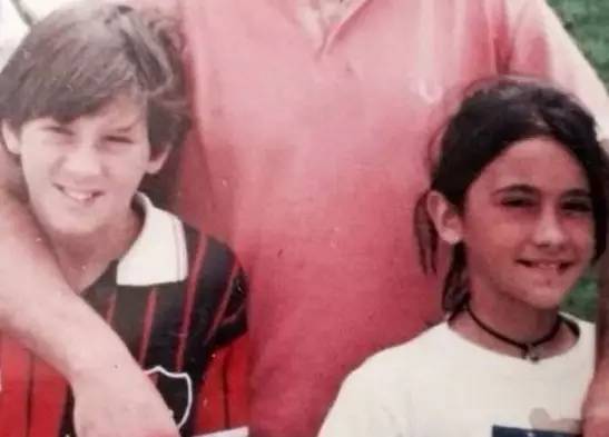 你所爱的梅西有这样一段爱情：最好的爱情莫过于，9岁我为你钟情，30岁你为我披上嫁衣