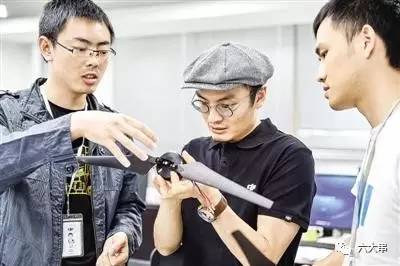 从美国白宫到日本首相府，他用手中遥控玩具征服这个世界