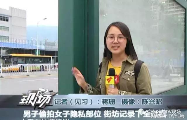 靓女注意！肇庆街头出现变态猥琐男，公交车站*拍偷**女性裙底