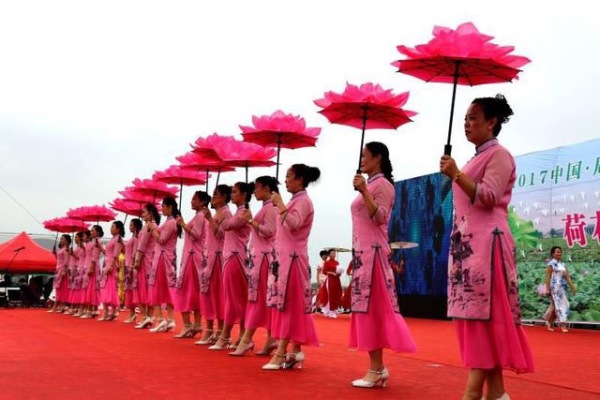 娣槼鑽疯姳鑺傚叕浜よ溅骞挎挱,娣槼鑽疯姳鑺傚幓鍝噷鍧愯埞