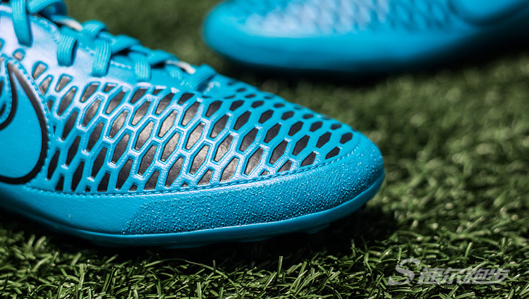 足球专用草坪地毯,足球场地适合的球鞋