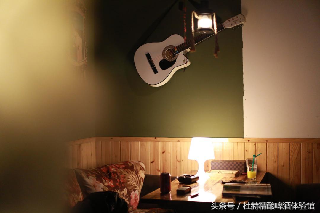 逃亡酒吧有温婉纯真的纳西族姑娘，有橙黄温暖的钨丝小吊灯，还有的，便是那陪伴旅者多年的民谣吉他