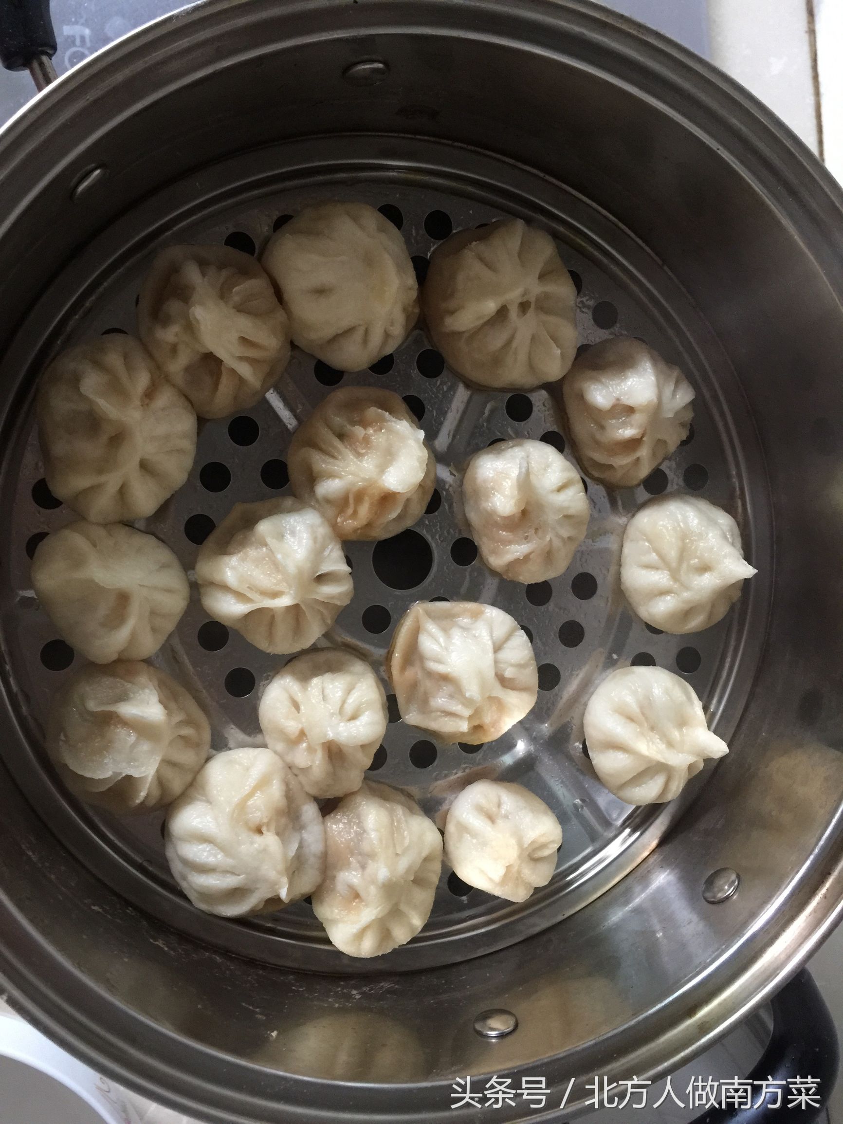 外面小笼包要6元一笼，周末自己在家动手做，好吃又实惠，一口气吃了十来个