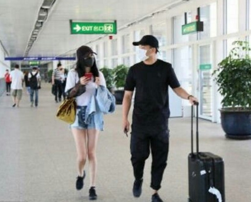 佟丽娅不接戏安心在家照顾朵朵母爱不减，网友：杨幂多向姐姐学习