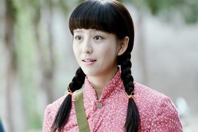 佟丽娅不接戏安心在家照顾朵朵母爱不减，网友：杨幂多向姐姐学习