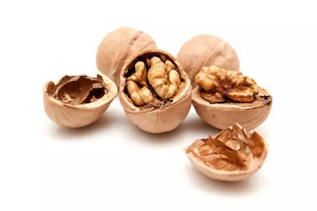 孕早期吃坚果有什么好,怀孕吃什么坚果对胎儿大脑最好
