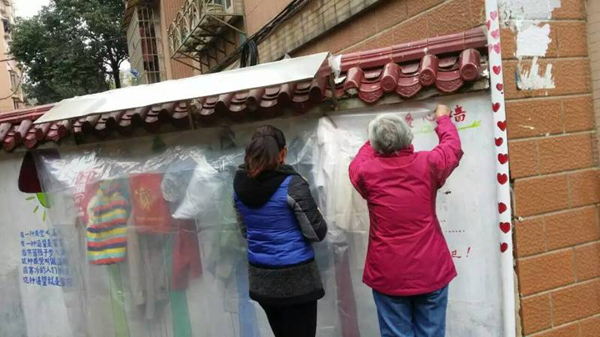 这一个月里贵阳“暖心墙”和“爱心小挂钩”温暖着整座城市
