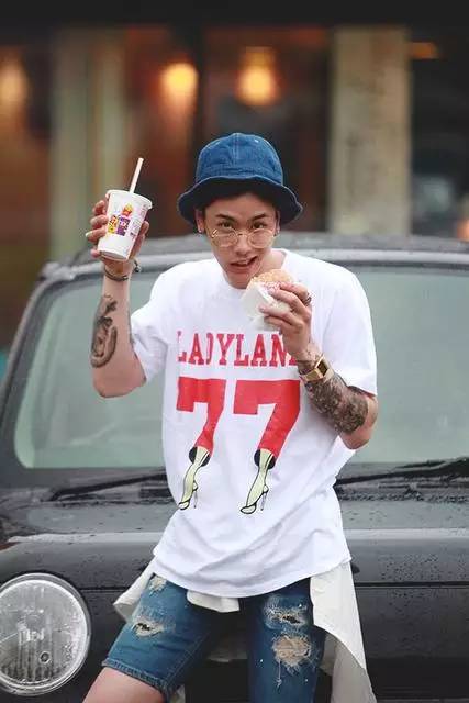 渔夫帽秋冬搭配街拍,夏季黑色渔夫帽女穿搭