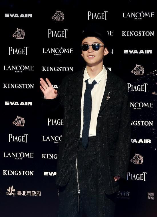 他是周星驰的*用御**龙套，老婆捧红了范冰冰，儿子居然是90后影帝