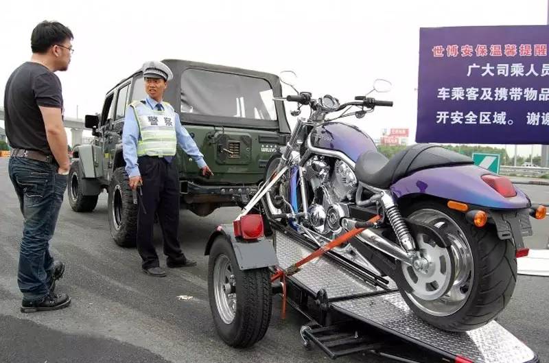 车顶加装平台违法吗,加装车顶纵杆要备案吗