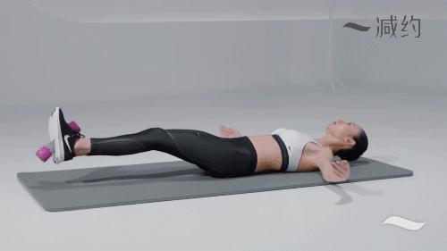 女生负重练腹肌马甲线教程,一对小哑铃负重马甲线训练