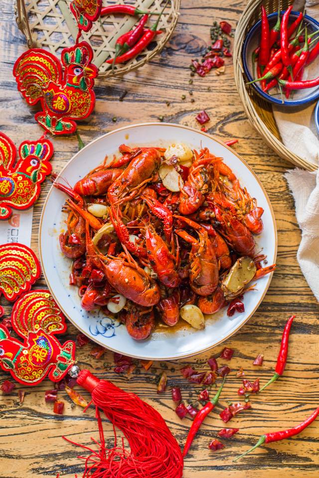 没有“马砂”怎么办？在白堤路这家天津范儿的“吃货大食堂”里，烧烤、火锅、麻小、炒海鲜可以轮番PK到凌晨2点！