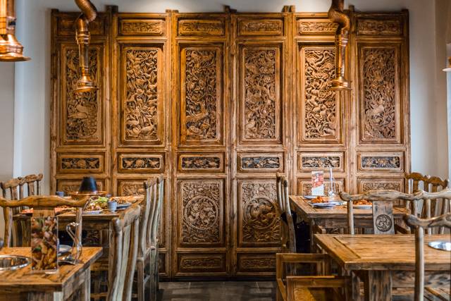 没有“马砂”怎么办？在白堤路这家天津范儿的“吃货大食堂”里，烧烤、火锅、麻小、炒海鲜可以轮番PK到凌晨2点！