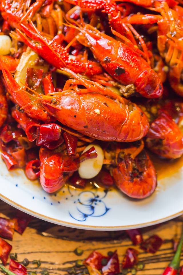 没有“马砂”怎么办？在白堤路这家天津范儿的“吃货大食堂”里，烧烤、火锅、麻小、炒海鲜可以轮番PK到凌晨2点！