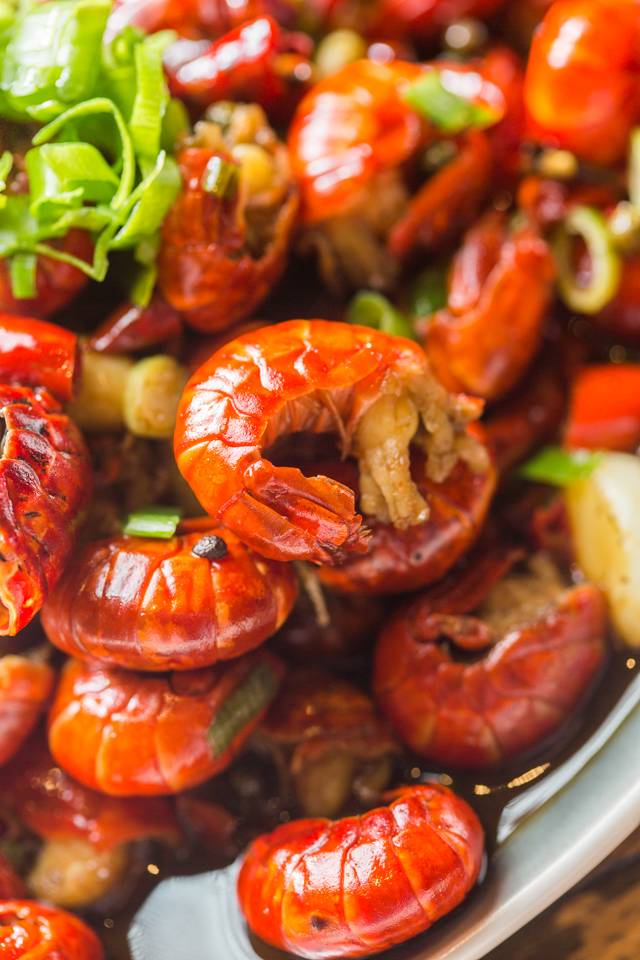 没有“马砂”怎么办？在白堤路这家天津范儿的“吃货大食堂”里，烧烤、火锅、麻小、炒海鲜可以轮番PK到凌晨2点！