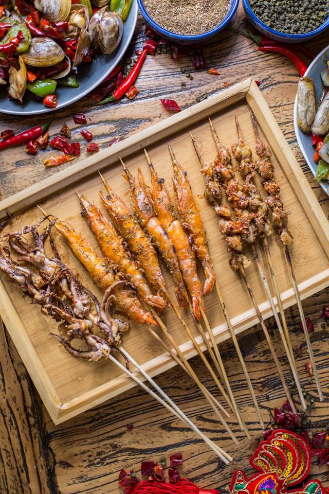 没有“马砂”怎么办？在白堤路这家天津范儿的“吃货大食堂”里，烧烤、火锅、麻小、炒海鲜可以轮番PK到凌晨2点！