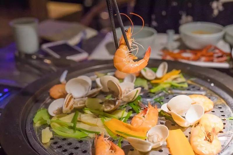 100元吃海鲜自助！不限量！敞开吃！红虾三文鱼象拔蚌银鳕鱼……我要把武林路这家海鲜渔市吃到空！