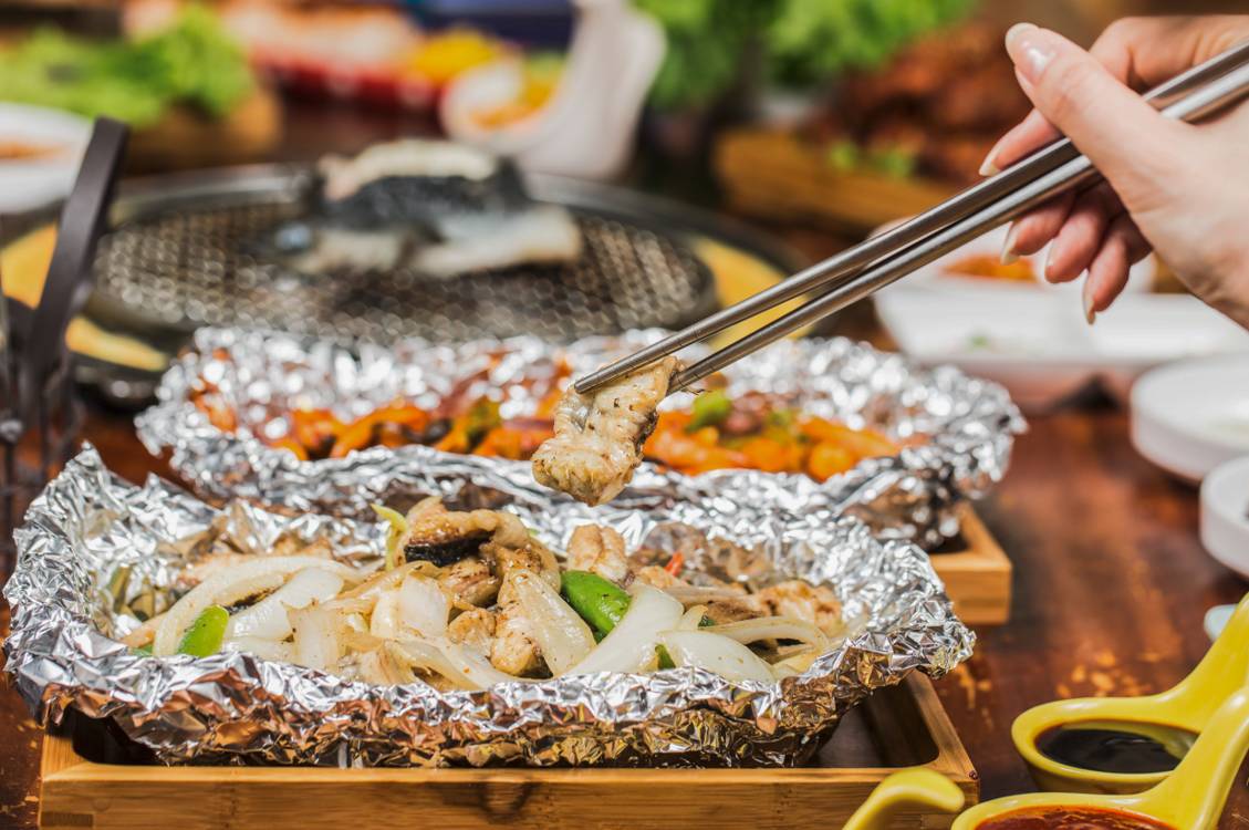 “五级辣”火山辣烤猪蹄、芝士烤肉锅、活鳗鱼三吃，想尝津城独一家才有的招牌菜，你得去津城美食街—西湖道！你能挑战顶级辣？还能打五折