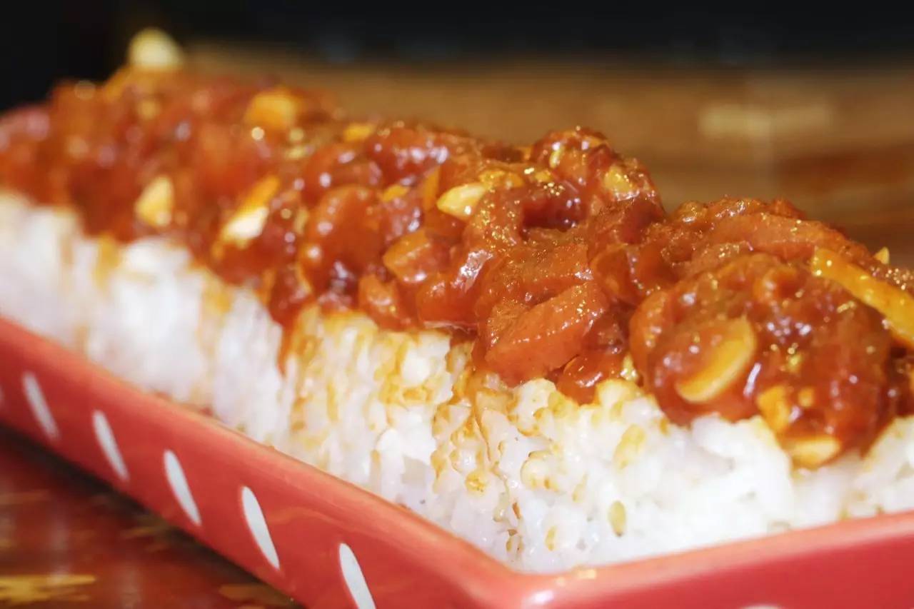 “五级辣”火山辣烤猪蹄、芝士烤肉锅、活鳗鱼三吃，想尝津城独一家才有的招牌菜，你得去津城美食街—西湖道！你能挑战顶级辣？还能打五折