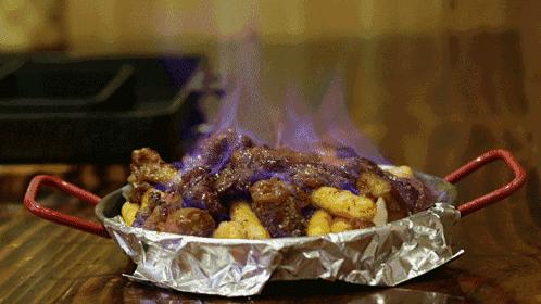 “五级辣”火山辣烤猪蹄、芝士烤肉锅、活鳗鱼三吃，想尝津城独一家才有的招牌菜，你得去津城美食街—西湖道！你能挑战顶级辣？还能打五折