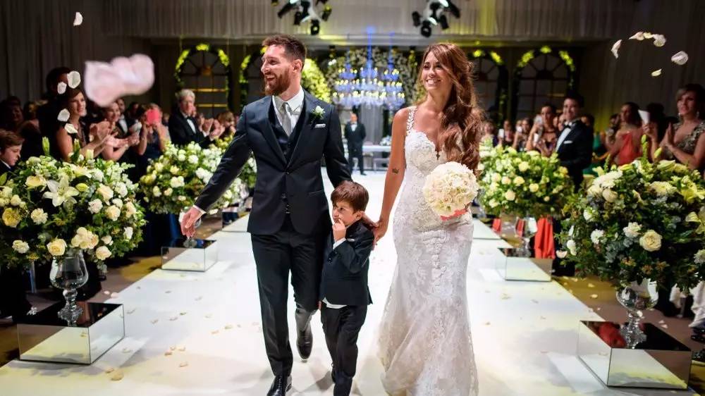 30岁球王娶了9岁一见钟情的女孩，时间易逝，唯爱不变