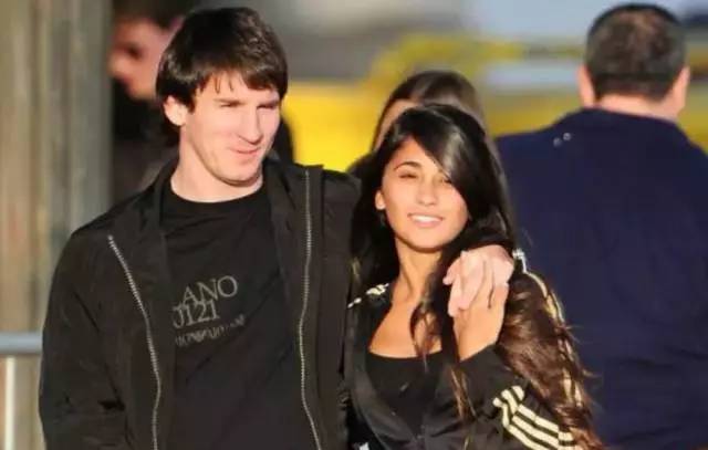 30岁球王娶了9岁一见钟情的女孩，时间易逝，唯爱不变