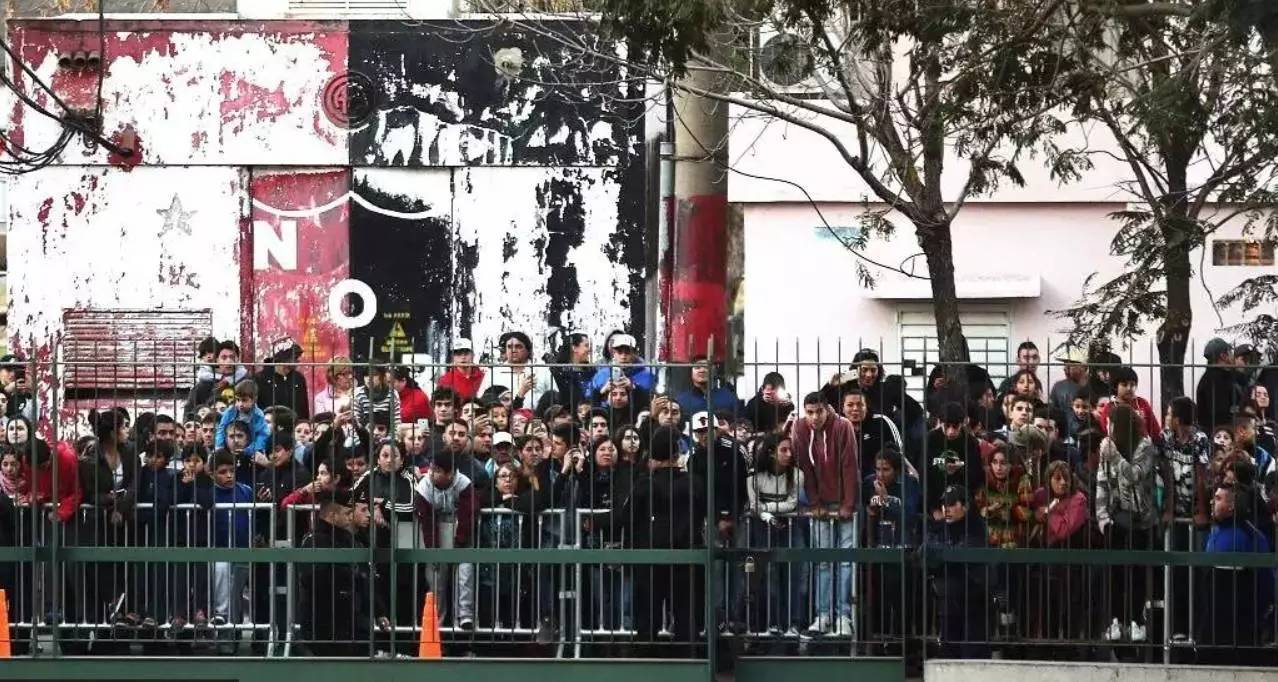 30岁球王娶了9岁一见钟情的女孩，时间易逝，唯爱不变