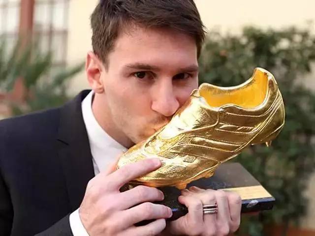 30岁球王娶了9岁一见钟情的女孩，时间易逝，唯爱不变