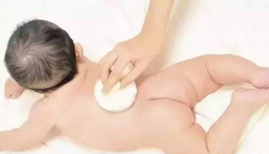 夏季给宝宝用痱子粉还是爽身粉,新生婴儿用痱子粉好还是爽身粉好