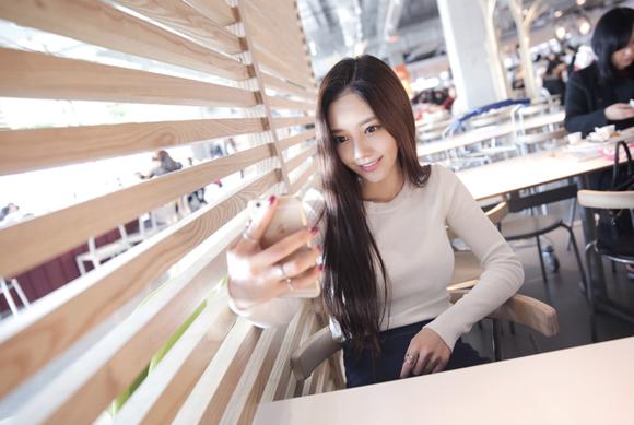 孙允珠露脐装短t恤,孙允珠一袭黑色丝绒露肩连衣裙