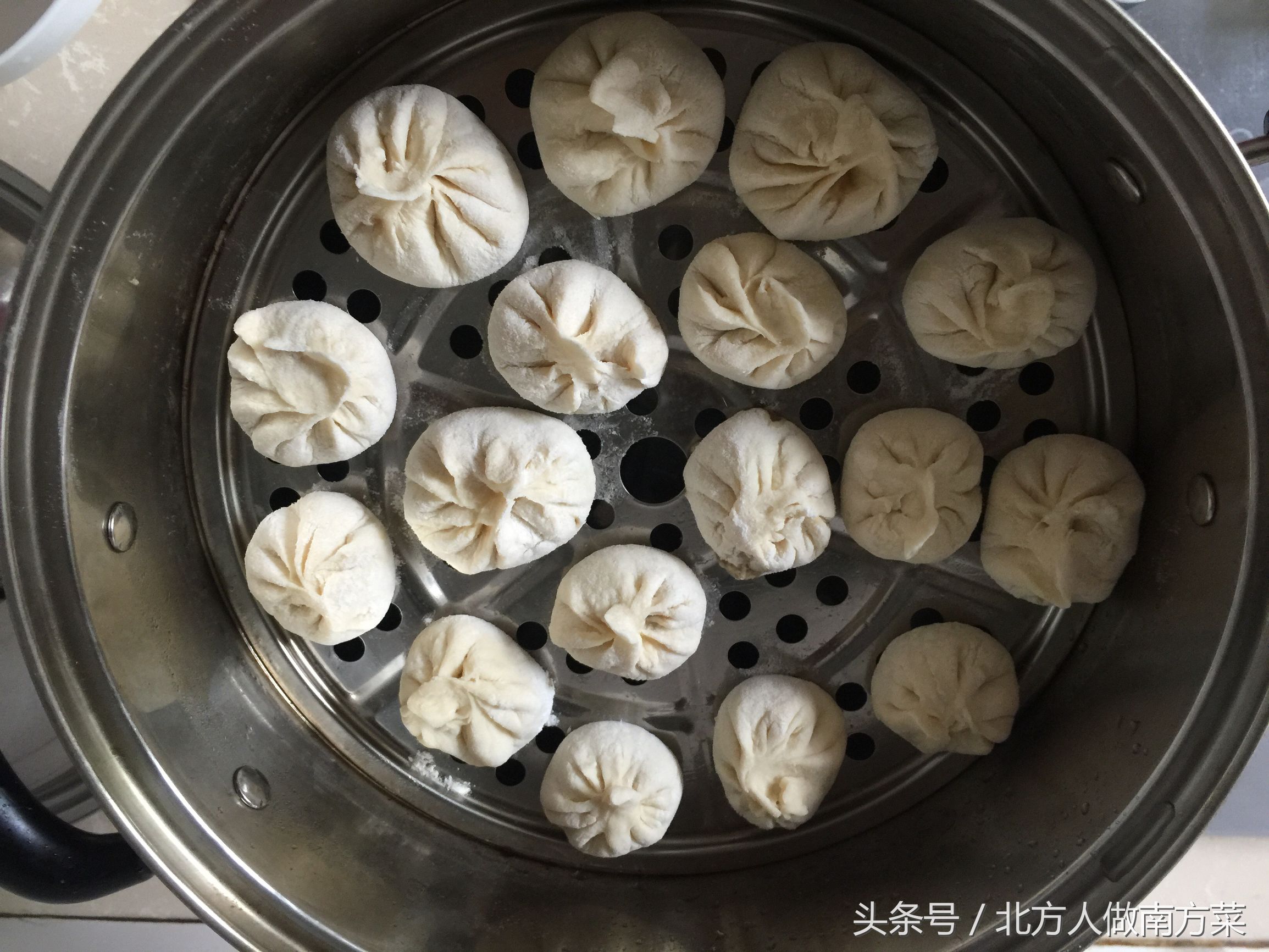 外面小笼包要6元一笼，周末自己在家动手做，好吃又实惠，一口气吃了十来个