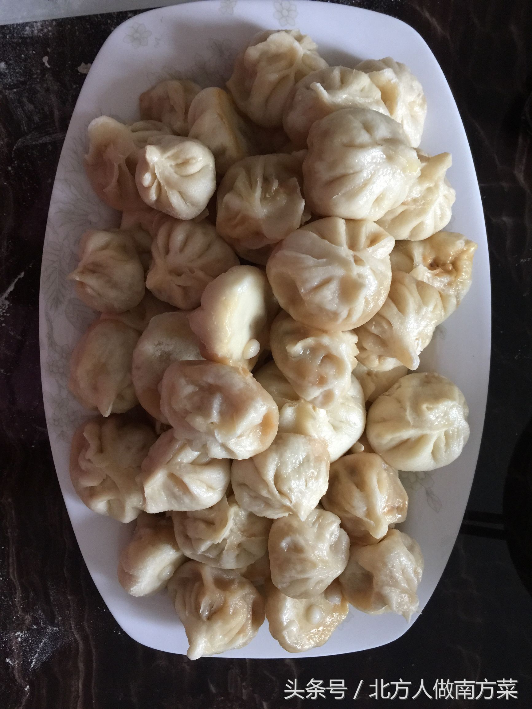 外面小笼包要6元一笼，周末自己在家动手做，好吃又实惠，一口气吃了十来个