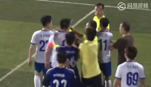 足球比赛红牌罚下打裁判集锦,足球比赛被恶意犯规