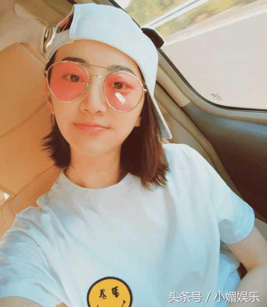 景甜晒嘟嘴自拍照回复评论：宝宝你脚臭景甜称呼的宝宝是谁？