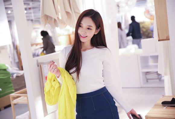 孙允珠露脐装短t恤,孙允珠一袭黑色丝绒露肩连衣裙