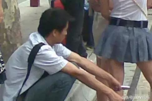 靓女注意！肇庆街头出现变态猥琐男，公交车站*拍偷**女性裙底