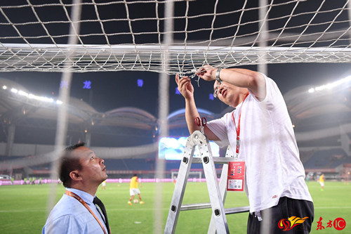 瓒崇悆涔嬪璧拌繘鍗庡骞哥,榛橀粯濂夌尞瓒崇悆